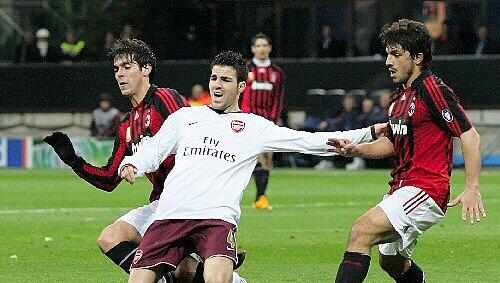 Cesc Fabregas (M., gegen Kaka und Gattuso), erzielte den ersten Treffer Cesc Fabregas (M., gegen Kaka und Gattuso), erzielte den ersten Treffer