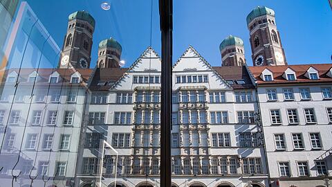Kaufingerstraße, Fußgängerzone nahe Marienplatz: die belebteste Einkaufsmeile Münchens.