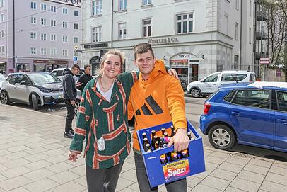 "Endlich befreit": Die Lehrlinge Anne Spehr (20) und Lucas Gallert (21) holen sich Brotzeit und Spezi für die Berufsschulpause - ohne Maske. "Endlich befreit": Die Lehrlinge Anne Spehr (20) und Lucas Gallert (21) holen sich Brotzeit und Spezi für die Berufsschulpause - ohne Maske.