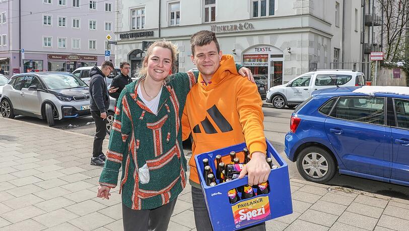 "Endlich befreit": Die Lehrlinge Anne Spehr (20) und Lucas Gallert (21) holen sich Brotzeit und Spezi für die Berufsschulpause - ohne Maske. "Endlich befreit": Die Lehrlinge Anne Spehr (20) und Lucas Gallert (21) holen sich Brotzeit und Spezi für die Berufsschulpause - ohne Maske.