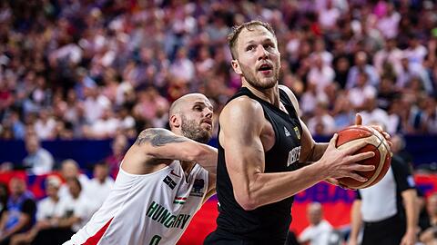 Ungarns David Vojvoda (l) und Deutschlands Christian Sengfelder kämpfen um den Ball.