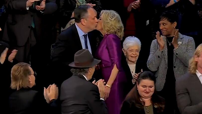 Küssen sich Jill Biden und Doug Emhoff zur Begrüßung auf den Mund?