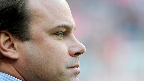 Christian Nerlinger steht vor Spielbeginn am Spielfeldrand.