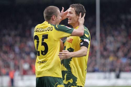 Der Münchener Torschütze zum 1:0, Nikolas Ledgerwood (Kanada, l) wird vom späteren Torschützen zum 2:0, Benjamin Lauth (r), gefeiert.