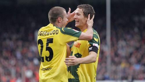 Der Münchener Torschütze zum 1:0, Nikolas Ledgerwood (Kanada, l) wird vom späteren Torschützen zum 2:0, Benjamin Lauth (r), gefeiert. Der Münchener Torschütze zum 1:0, Nikolas Ledgerwood (Kanada, l) wird vom späteren Torschützen zum 2:0, Benjamin Lauth (r), gefeiert.