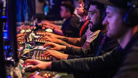 Neue Games mal zur Probe spielen - für viele Gamingfans ist das bei der Gamescom eine attraktive Sache.