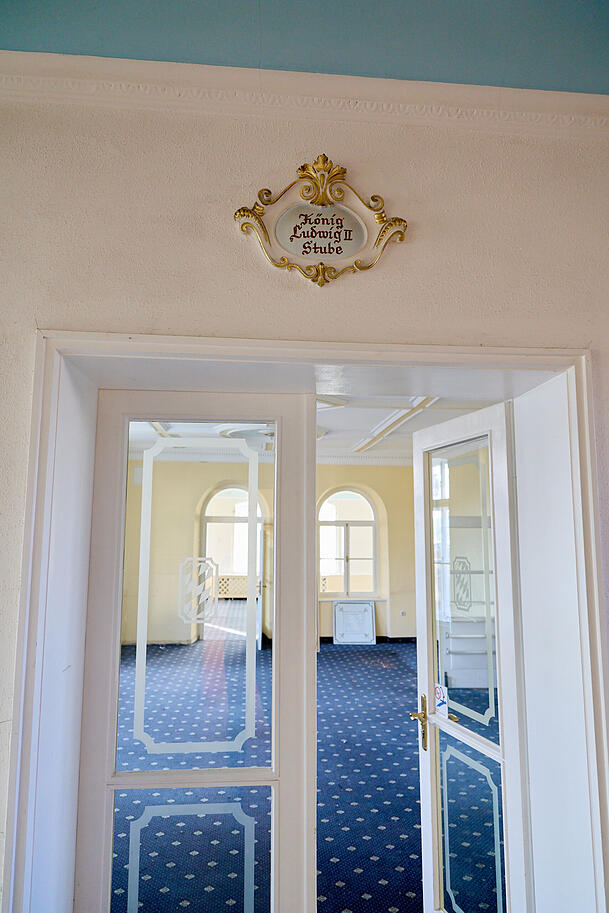 "K&ouml;nig Ludwig II. Stube" steht &uuml;ber dieser T&uuml;r.