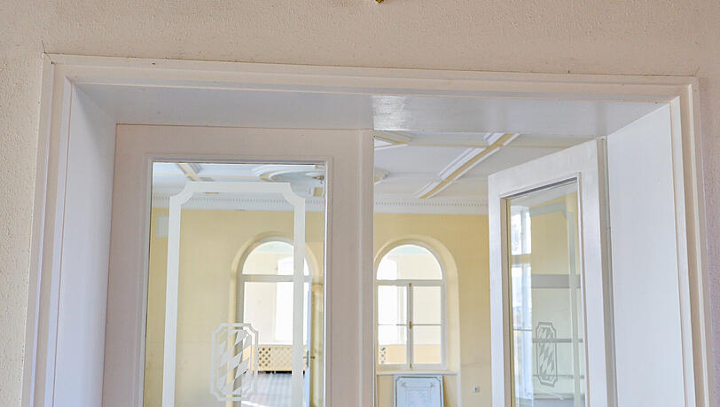 "K&ouml;nig Ludwig II. Stube" steht &uuml;ber dieser T&uuml;r.