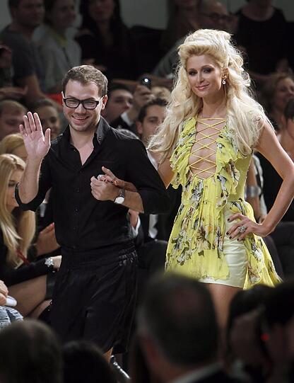 Society-Girl Paris Hilton auf dem Laufsteg in Kiew - begleitet von Designer Andre Tan.