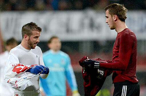 Auf zum Trikottausch: Hamburgs Rafael van der Vaart (l.) und der Nürnberger Torshcütze Tomas Pekhart.
