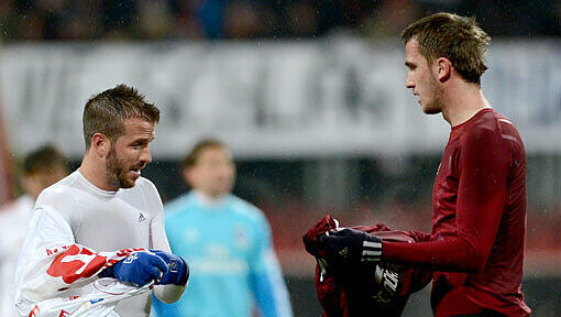 Auf zum Trikottausch: Hamburgs Rafael van der Vaart (l.) und der Nürnberger Torshcütze Tomas Pekhart. Auf zum Trikottausch: Hamburgs Rafael van der Vaart (l.) und der Nürnberger Torshcütze Tomas Pekhart.