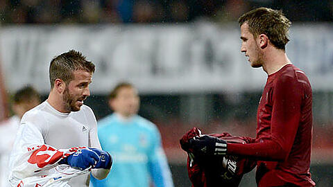 Auf zum Trikottausch: Hamburgs Rafael van der Vaart (l.) und der Nürnberger Torshcütze Tomas Pekhart.