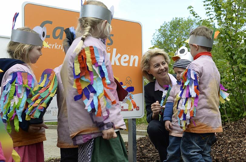 Bundesverteidigungsministerin Ursula von der Leyen bei der Eröffnung der Bundeswehr-Kita in Neubiberg.