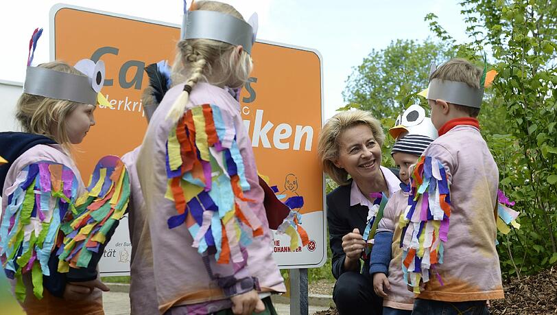 Bundesverteidigungsministerin Ursula von der Leyen bei der Eröffnung der Bundeswehr-Kita in Neubiberg. Bundesverteidigungsministerin Ursula von der Leyen bei der Eröffnung der Bundeswehr-Kita in Neubiberg.
