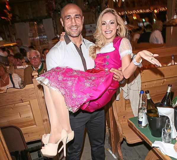 Welche Frau wird nicht gern auf Händen getragen? Andrea Kaiser freut&rsquo;s (ihre Füße auch) &ndash; und Muskel-Paket Arthur Abraham sowieso.