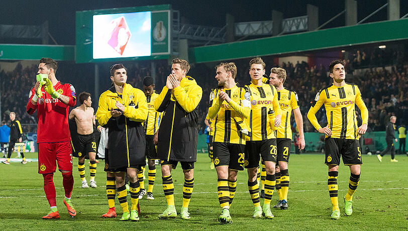 Würden am liebsten auch in der Allianz Arena mit den eigenen Fans feiern: Die Profis von Borussia Dortmund nach dem 3:0 in Osnabrück gegen die Sportfreunde Lotte. Würden am liebsten auch in der Allianz Arena mit den eigenen Fans feiern: Die Profis von Borussia Dortmund nach dem 3:0 in Osnabrück gegen die Sportfreunde Lotte.