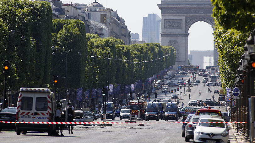 Polizisten blockieren die Zufahrt zu den Champs Elysees in Paris. Ein Mann war mit seinem Auto auf ein Fahrzeug der Gendarmerie geprallt.