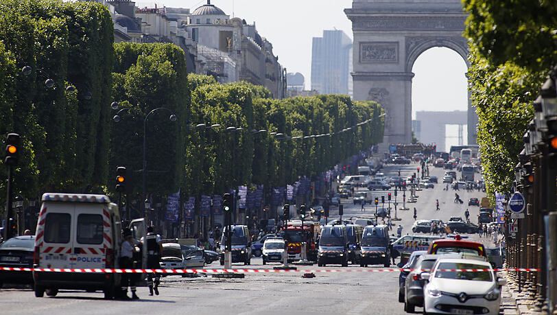Polizisten blockieren die Zufahrt zu den Champs Elysees in Paris. Ein Mann war mit seinem Auto auf ein Fahrzeug der Gendarmerie geprallt. Polizisten blockieren die Zufahrt zu den Champs Elysees in Paris. Ein Mann war mit seinem Auto auf ein Fahrzeug der Gendarmerie geprallt.