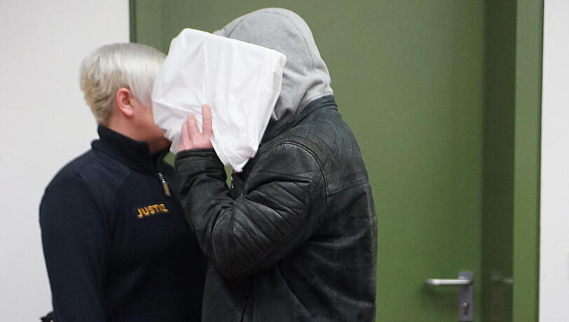 Der Angeklagte mit einer Justizbeamtin. Der Angeklagte mit einer Justizbeamtin.