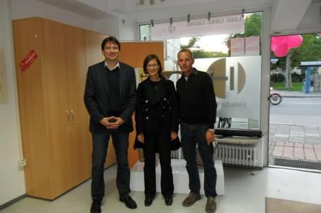 Florian von Brunn (l., SPD), Katharina Schellenberger (Künstlerin), Torsten Sowa (H-TEAM e.V Öffentlichkeitsarbeit).