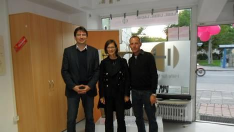 Florian von Brunn (l., SPD), Katharina Schellenberger (Künstlerin), Torsten Sowa (H-TEAM e.V Öffentlichkeitsarbeit). Florian von Brunn (l., SPD), Katharina Schellenberger (Künstlerin), Torsten Sowa (H-TEAM e.V Öffentlichkeitsarbeit).