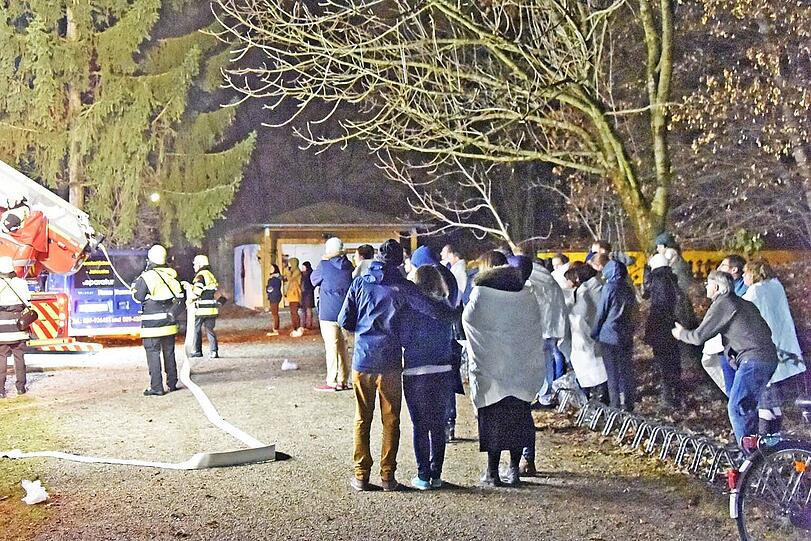 Während der Weihnachtsfeier des FC Teutonia München brach im Vereinsheim Feuer aus. Die Bilder.