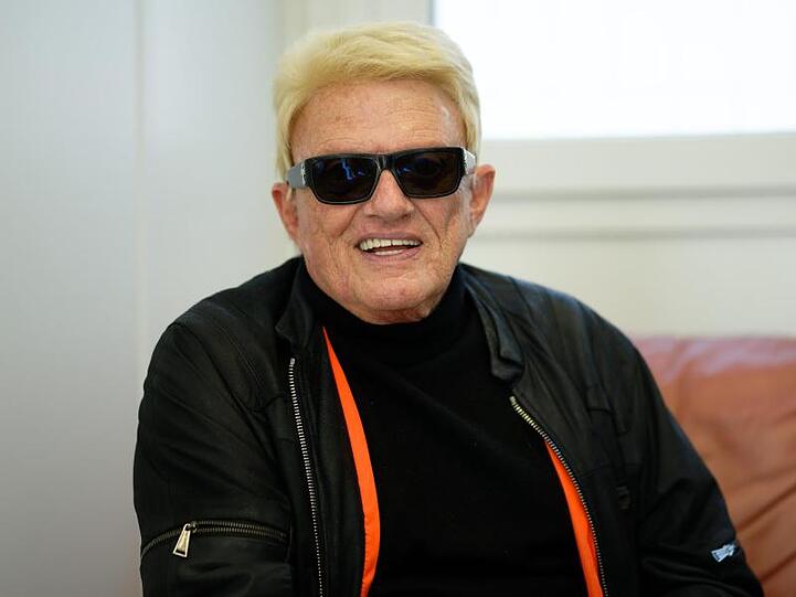 Der Schlagersänger Heino hat ein Konzert vor Autos gespielt.