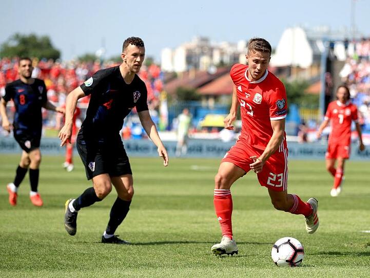 Ivan Perisic (l), hier im Duell mit dem Waliser Will Vaulks, erzielte das 2:0.