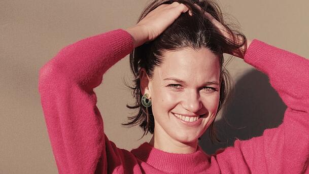 Schauspielerin Michaela Weingartner verrät im Gespräch mit der AZ, wie es am Set der "Rosenheim-Cops" wirklich zugeht. Schauspielerin Michaela Weingartner verrät im Gespräch mit der AZ, wie es am Set der "Rosenheim-Cops" wirklich zugeht.