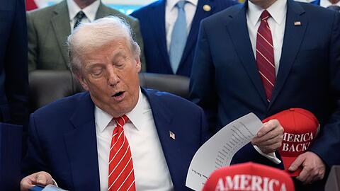 US-Pr&auml;sident Donald Trump unterzeichnet ein Haushaltsgesetz, das den teilweisen Stillstand der US-Regierungsgesch&auml;fte beendet.