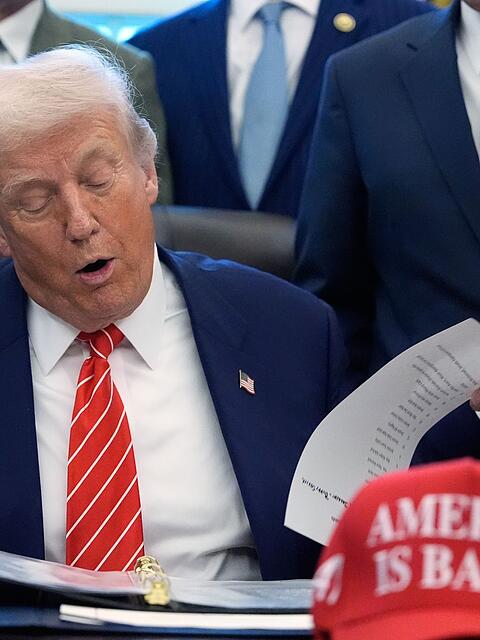 US-Pr&auml;sident Donald Trump unterzeichnet ein Haushaltsgesetz, das den teilweisen Stillstand der US-Regierungsgesch&auml;fte beendet.