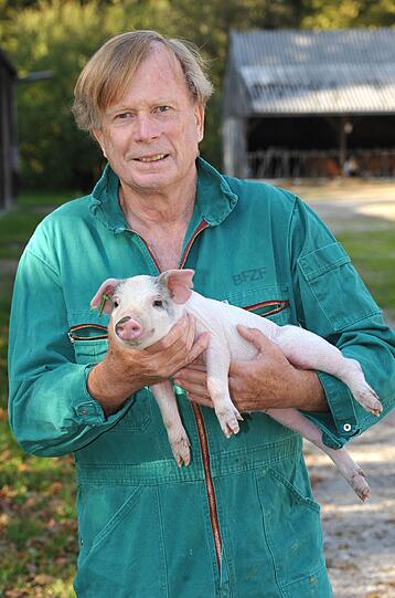 Bruno Reichart und die Schweinchen: Der Herzchirurg würde gerne Menschen mit Schweinherzen das Leben retten. In dert AZ erklärt der weltbekannte Arzt sein spektakuläres Projekt