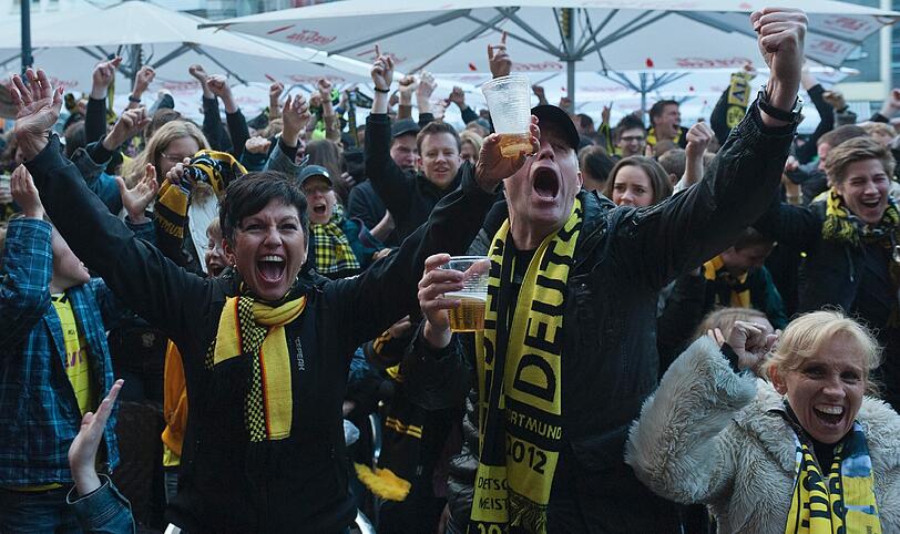 Spielerfrauen stürmen den Rasen, Klopp knutscht alle: Die Dortmunder lassen's krachen. Die Bilder von der BVB-Party