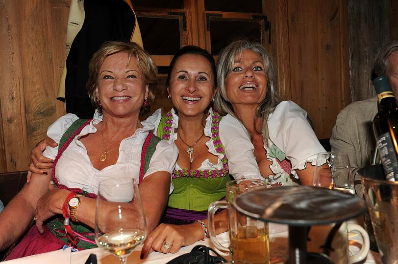 Angela Wepper, Sybille Mang und Elke Paul im Käfer Weinzelt.