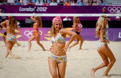 Die Beachvolleyballerinnen dürfen hier natürlich auch nicht fehlen. Strahlender Sonnenschein, sparsame Kleidung und packende Ballwechsel.
