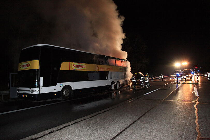 Ein Reisebus aus den Niederlanden steht auf der A8 in Richtung München in Flammen. Die Bilder vom Feuerwehreinsatz.