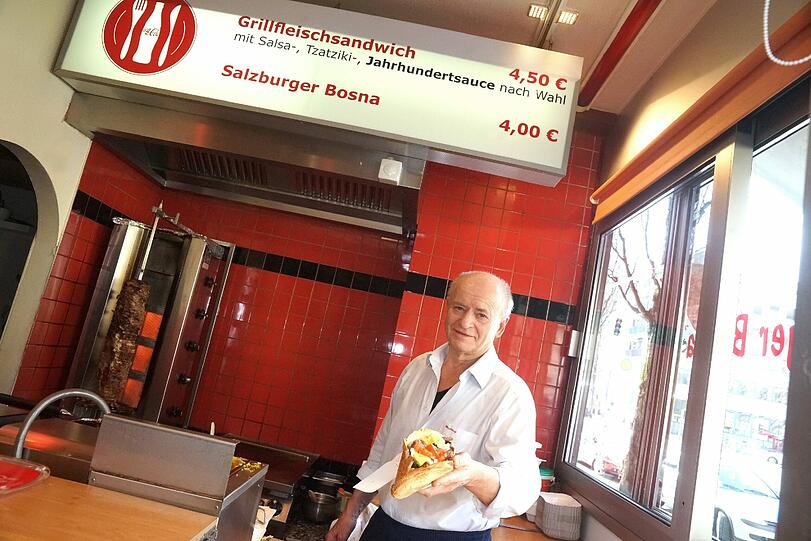 Johann Iser, der König der Würstl- und Grillfleischsandwiches, in seinem Imbiss.