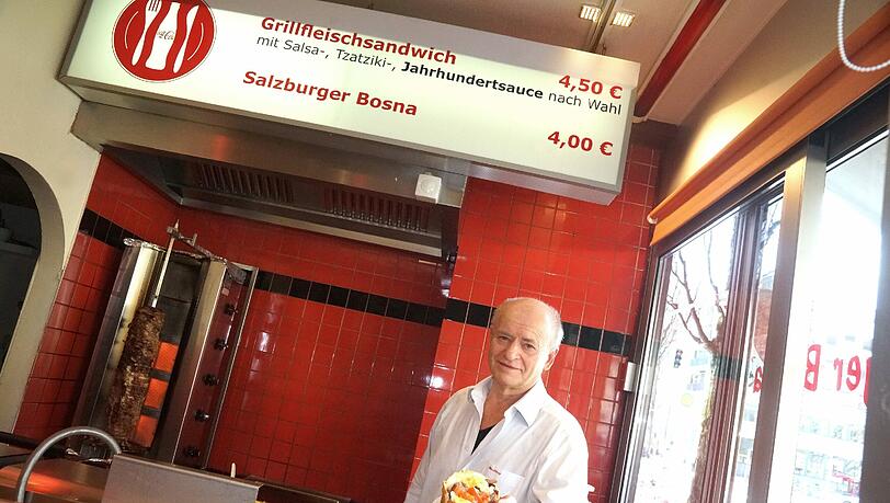 Johann Iser, der König der Würstl- und Grillfleischsandwiches, in seinem Imbiss. Johann Iser, der König der Würstl- und Grillfleischsandwiches, in seinem Imbiss.