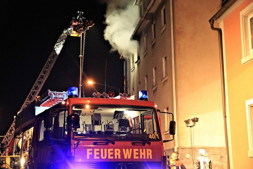 Ein Mann in Küps hat mit einer Zigarette seine Wohnung in Brand gesetzt - die Bilder vom Feuerwehreinsatz.