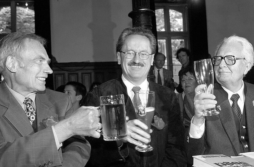 Dreimal Prost: Der damalige Münchner Oberbürgermeister Christian Ude (M) prostet im Mai 1999 bei einem Wahlkampf-Frühschoppen seinen Vorgängern Georg Kronawitter (l) und Hans-Jochen Vogel zu.