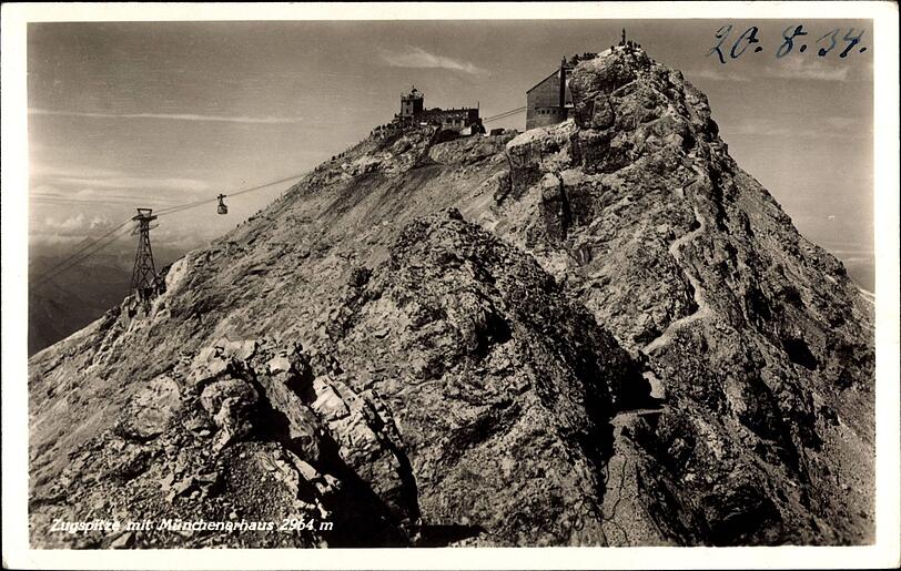 1934: Zugspitze mit Münchener Haus (Mitte) und Tiroler Seilbahn.