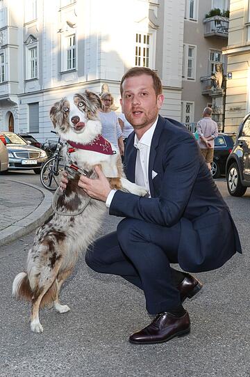 Wau-Duo: Hund Käthe und Schauspieler Christoph Schechinger.