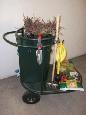 Ein Grabwagen mit integriertem Wassertank.