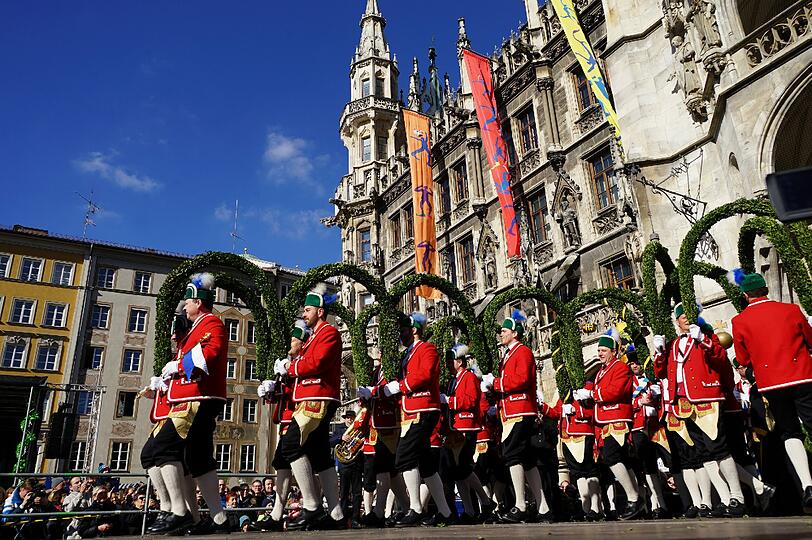 Laube, Kreuz, Schlange und Krone - das sind nur einige der Formationen, die die Schäffler auf Lager haben. Hier die Bilder vom traditionellen Tanz am Marienplatz vor Oberbürgermeister Dieter Reiter und später am Wittelsbacherplatz.