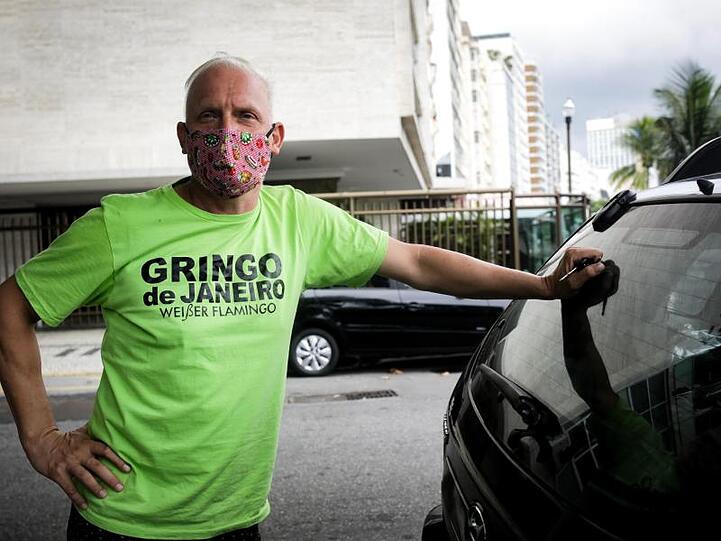 Bernhard Weber steht mit Mundschutzmaske neben seinem Wagen, bevor er sich auf den Weg in die Favela Rocinha macht.