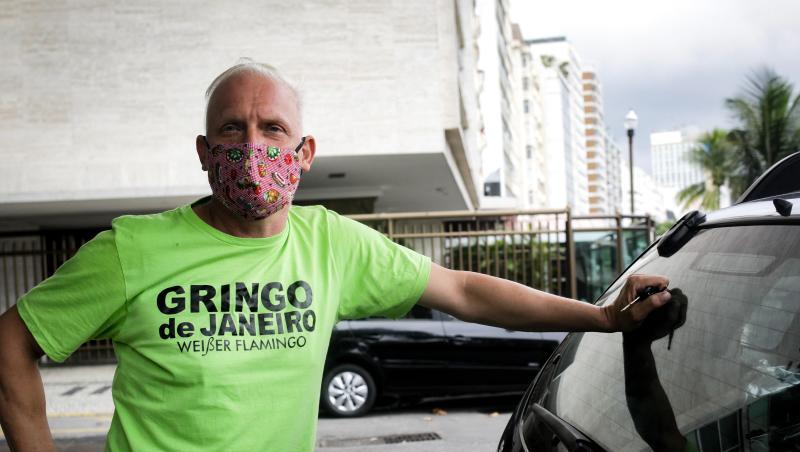 Bernhard Weber steht mit Mundschutzmaske neben seinem Wagen, bevor er sich auf den Weg in die Favela Rocinha macht. Bernhard Weber steht mit Mundschutzmaske neben seinem Wagen, bevor er sich auf den Weg in die Favela Rocinha macht.
