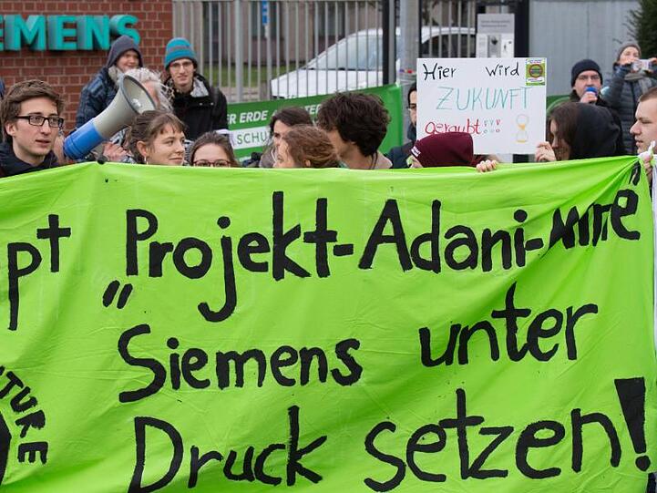 Aktivisten von Fridays for Future demonstrieren vor dem Siemens-Standort bei Hannover gegen die umstrittene Lieferung von Siemens-Technik für ein Kohlebergwerk in Australien.