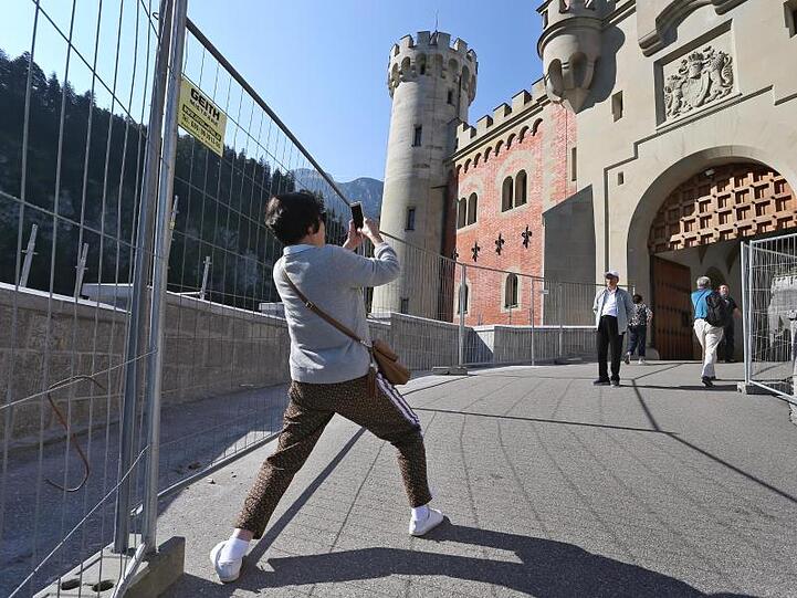 Baugerüste vor dem Eingang des Schlosses Neuschwanstein.