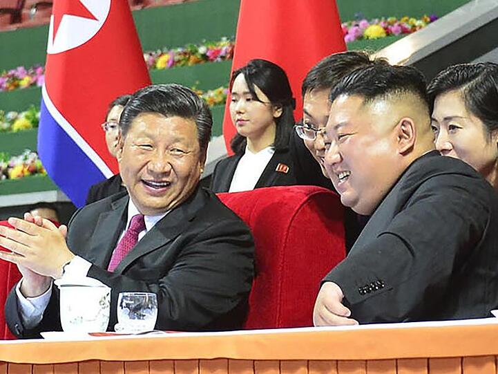 Gute Stimmung zwischen Xi Jinping (l.), Präsident von China, und Norkoreas Machthaber Kim Jong Un.