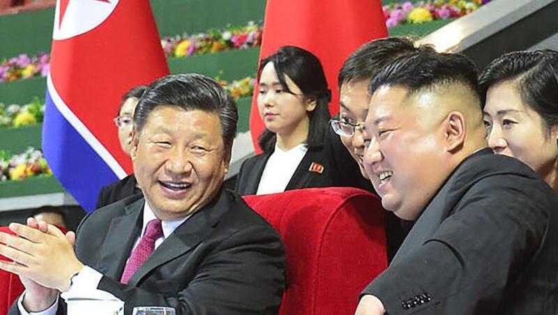 Gute Stimmung zwischen Xi Jinping (l.), Präsident von China, und Norkoreas Machthaber Kim Jong Un. Gute Stimmung zwischen Xi Jinping (l.), Präsident von China, und Norkoreas Machthaber Kim Jong Un.